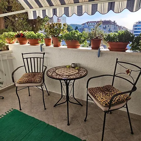 With Balcony Red Rose * Split