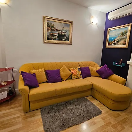 Apartment With Balcony Red Rose Split