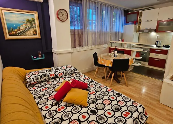 With Balcony Red Rose شقة